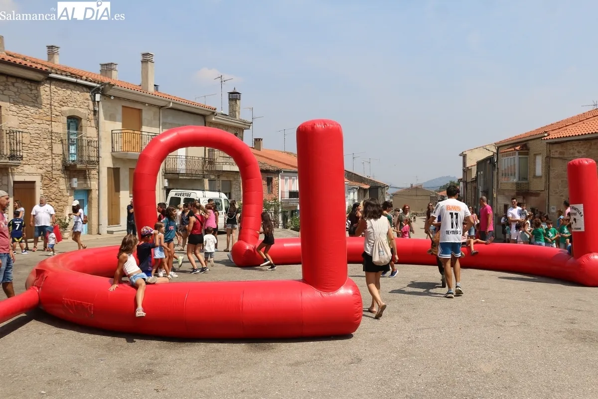 Primero los niños se divertían con los carretones, y después todo el pueblo daba cuenta de la paella / CORRAL 