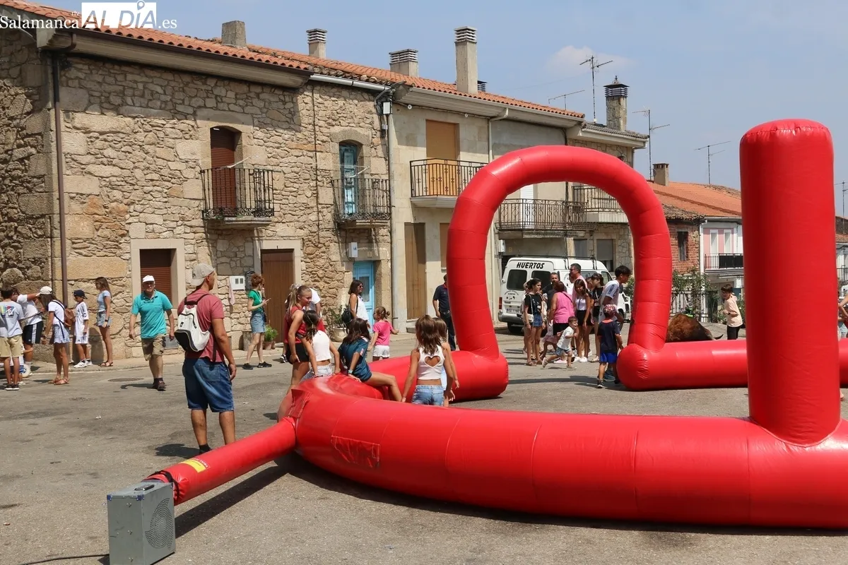 Primero los niños se divertían con los carretones, y después todo el pueblo daba cuenta de la paella / CORRAL 