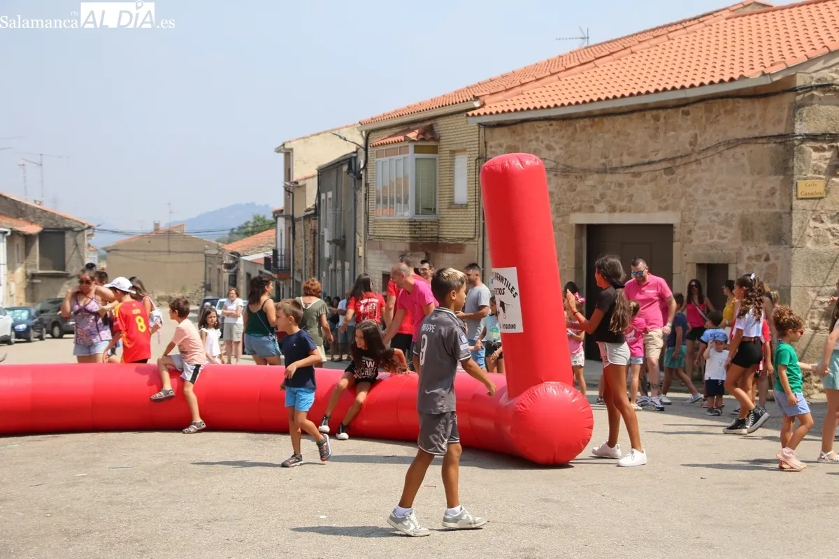 Primero los niños se divertían con los carretones, y después todo el pueblo daba cuenta de la paella / CORRAL 