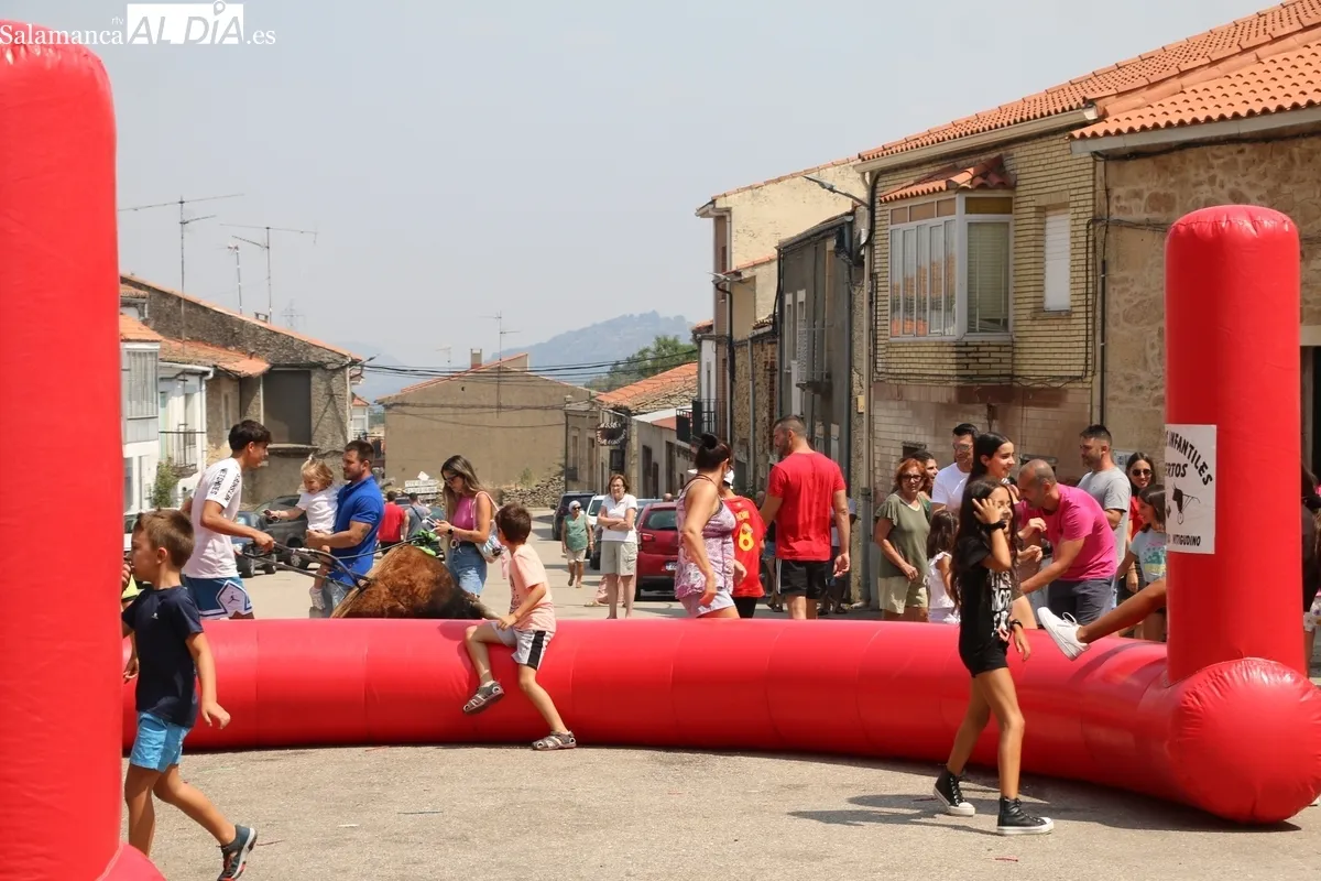 Primero los niños se divertían con los carretones, y después todo el pueblo daba cuenta de la paella / CORRAL 