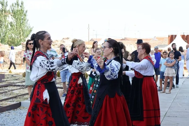 Foto 7 - El Mercado Medieval y la Feria Agroalimentaria ALVA llenan de vida el Castillo de los Duques de Alba