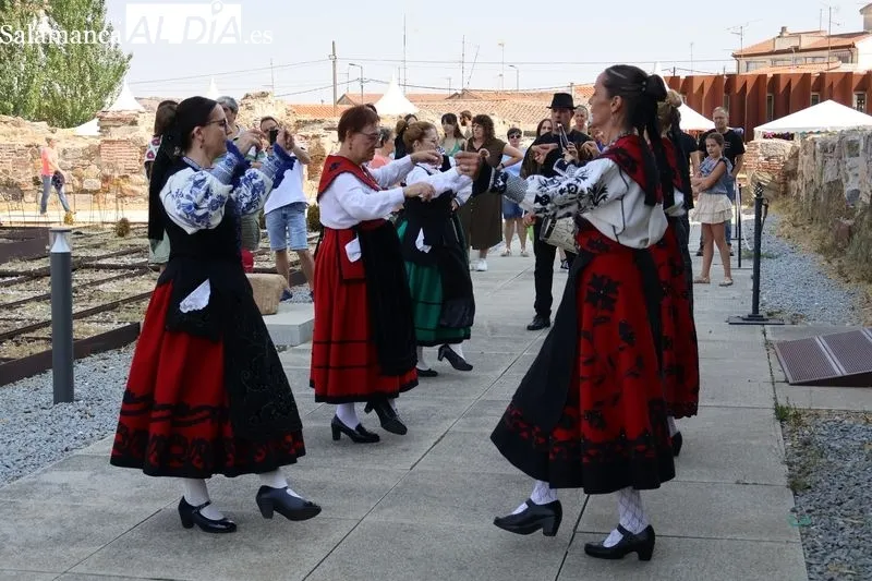 Foto 5 - El Mercado Medieval y la Feria Agroalimentaria ALVA llenan de vida el Castillo de los Duques de Alba