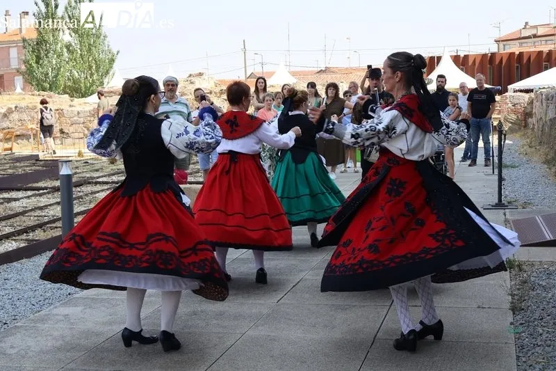 Foto 4 - El Mercado Medieval y la Feria Agroalimentaria ALVA llenan de vida el Castillo de los Duques de Alba