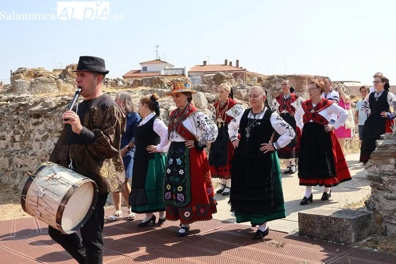 Foto 3 - El Mercado Medieval y la Feria Agroalimentaria ALVA llenan de vida el Castillo de los Duques de Alba