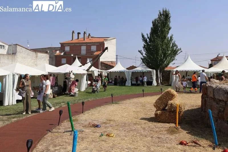 Foto 2 - El Mercado Medieval y la Feria Agroalimentaria ALVA llenan de vida el Castillo de los Duques de Alba