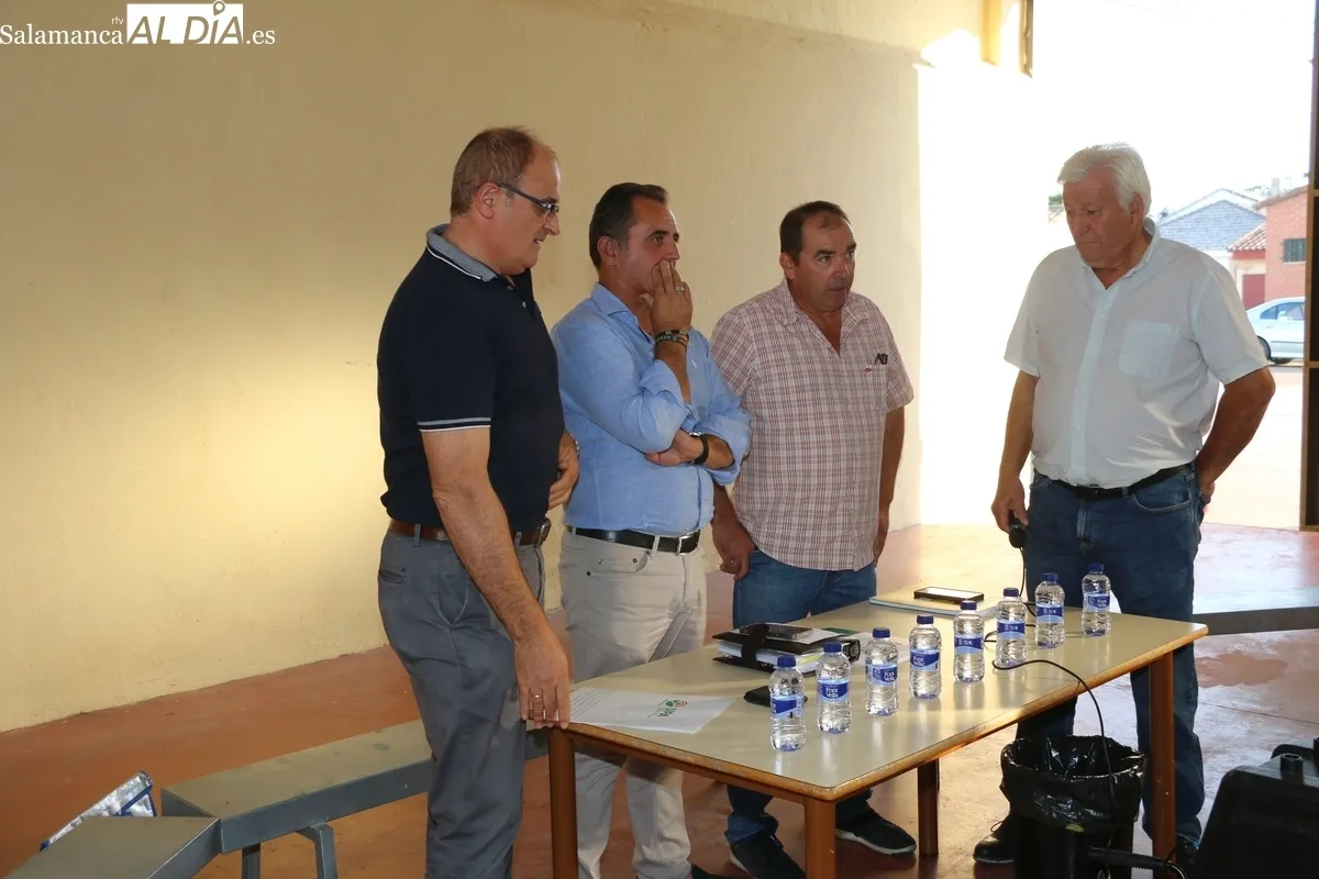 Los presidentes de ASAJA, COAG y UPA se reunían en Villar de Peralonso con más de un centenar de ganaderos / CORRAL 