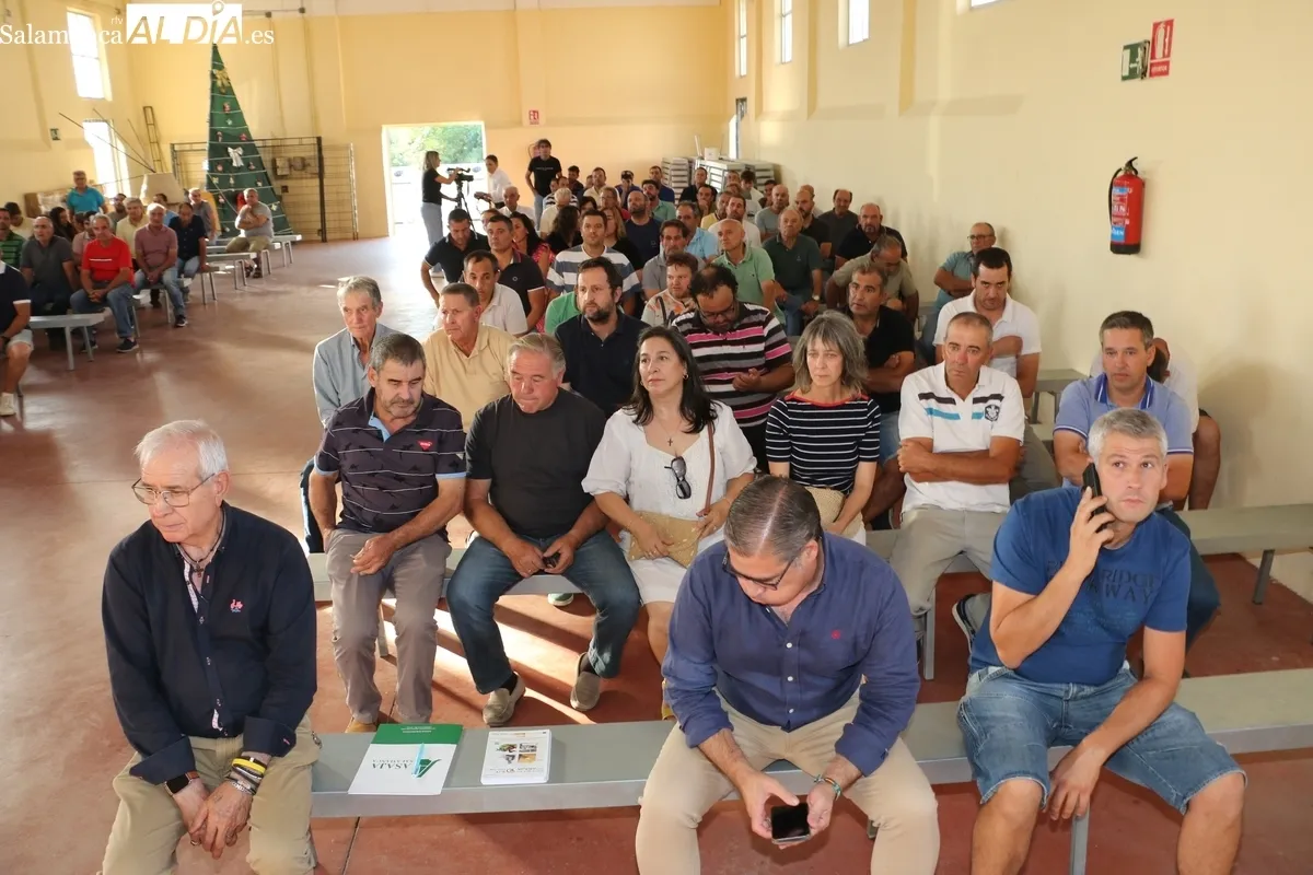 Los presidentes de ASAJA, COAG y UPA se reunían en Villar de Peralonso con más de un centenar de ganaderos / CORRAL 
