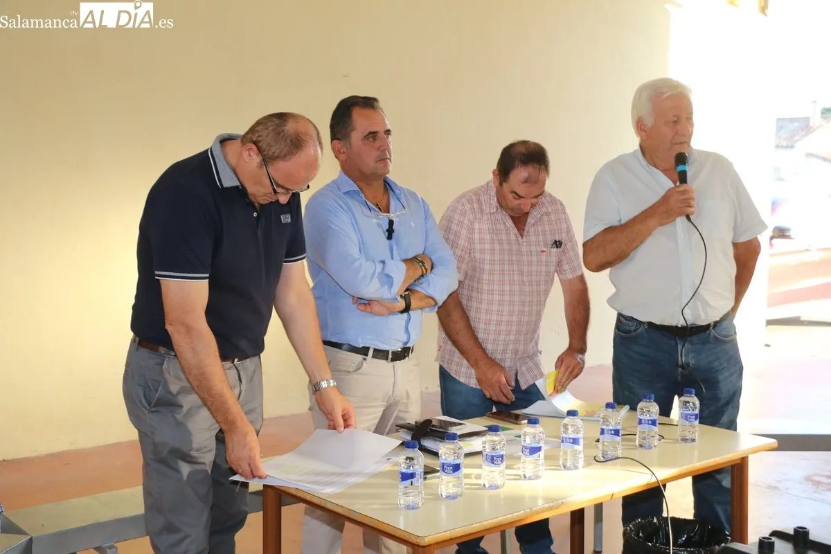 Los presidentes de ASAJA, COAG y UPA se reunían en Villar de Peralonso con más de un centenar de ganaderos / CORRAL 
