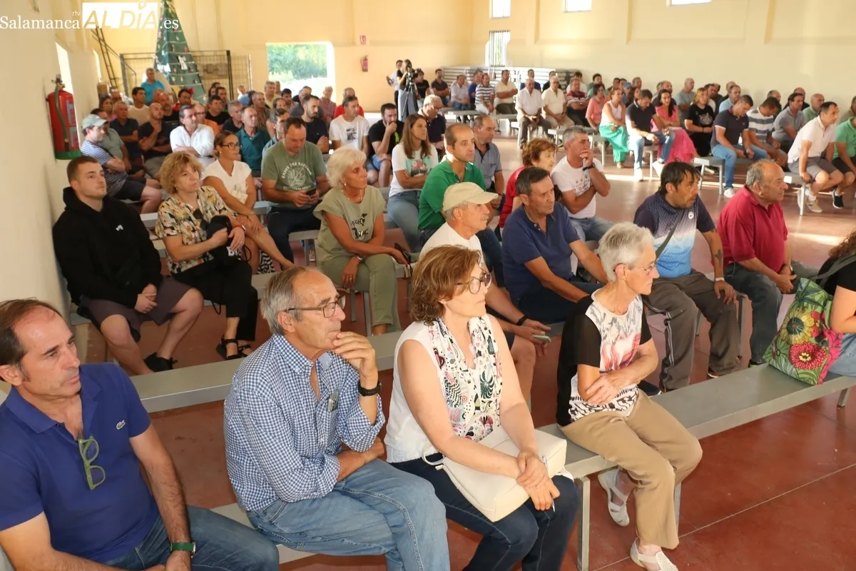 Los presidentes de ASAJA, COAG y UPA se reunían en Villar de Peralonso con más de un centenar de ganaderos / CORRAL 