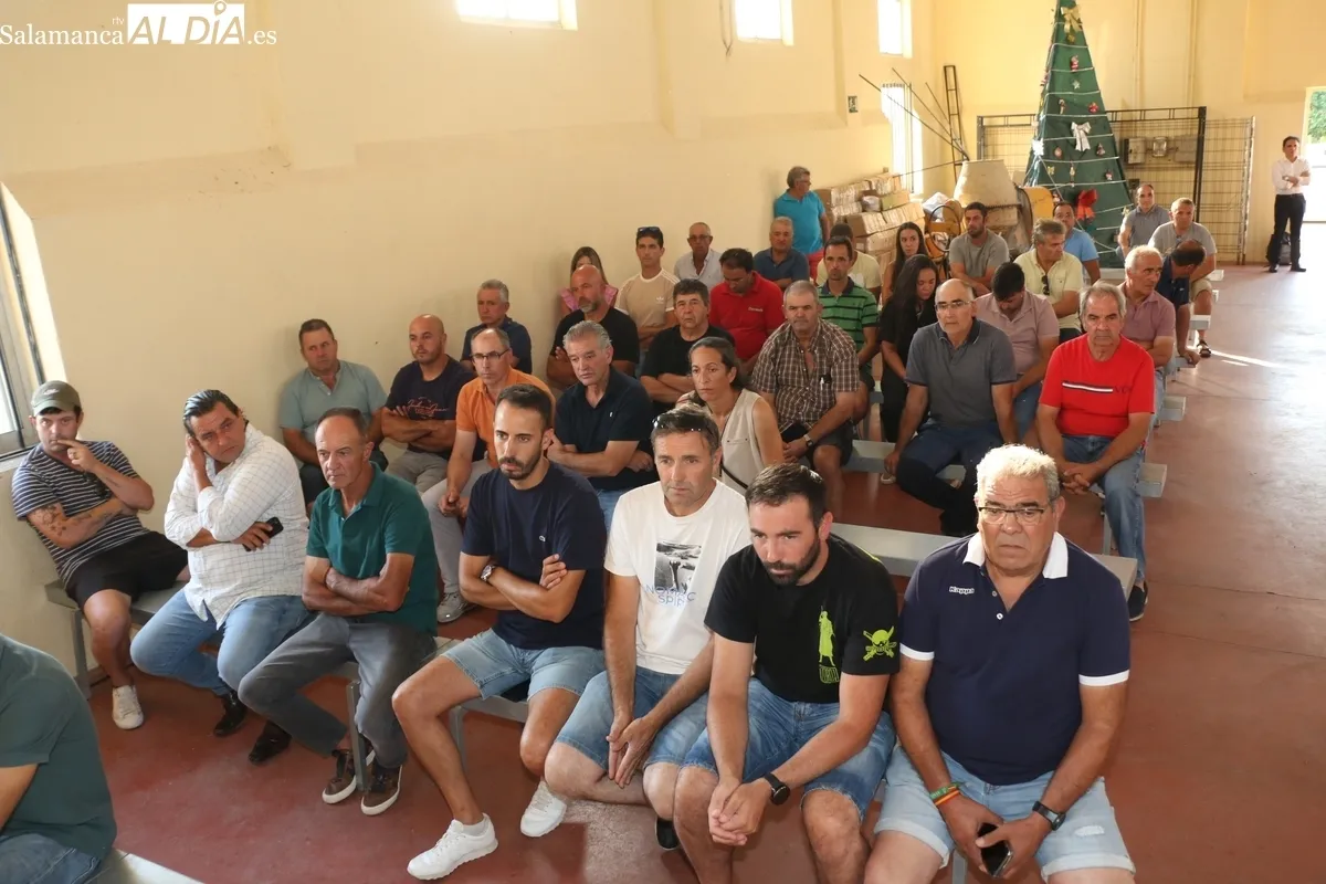 Los presidentes de ASAJA, COAG y UPA se reunían en Villar de Peralonso con más de un centenar de ganaderos / CORRAL 