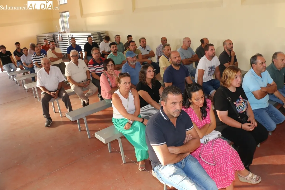 Los presidentes de ASAJA, COAG y UPA se reunían en Villar de Peralonso con más de un centenar de ganaderos / CORRAL 
