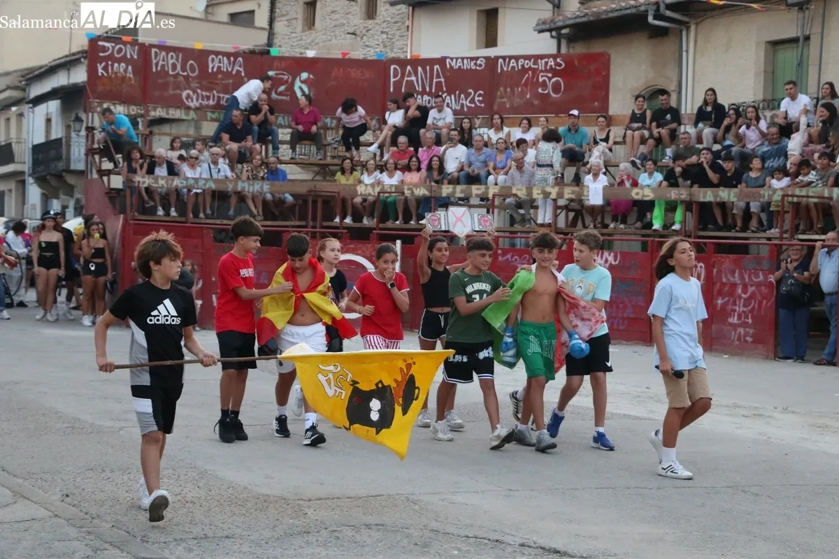 Desfile de peñas y pregón de las fiestas de Vilvestre 2025 / CORRAL