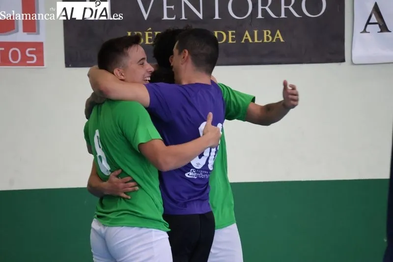Foto 17 - Hat-trick de Juan Pi&ntilde;a y remontada del Piensos Dur&aacute;n Albense para conquistar el Trofeo Villa de Alba de Tormes