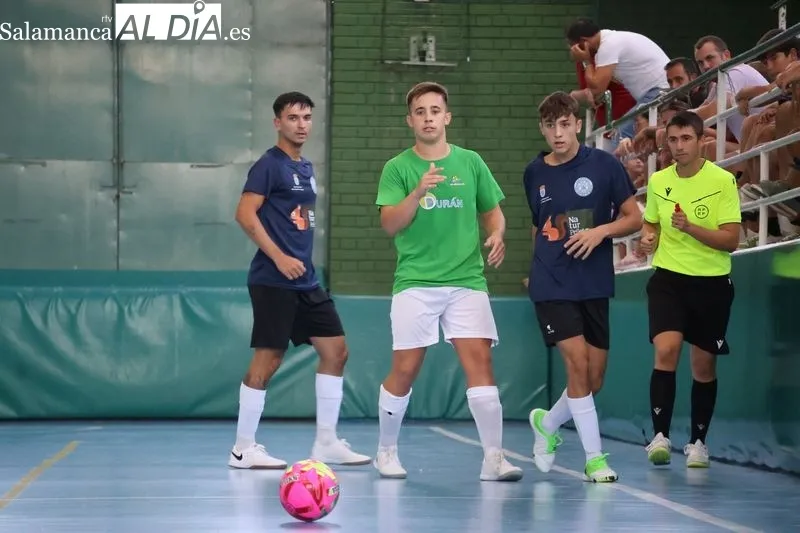 Foto 15 - Hat-trick de Juan Pi&ntilde;a y remontada del Piensos Dur&aacute;n Albense para conquistar el Trofeo Villa de Alba de Tormes