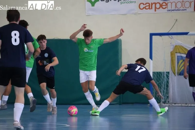 Foto 14 - Hat-trick de Juan Pi&ntilde;a y remontada del Piensos Dur&aacute;n Albense para conquistar el Trofeo Villa de Alba de Tormes
