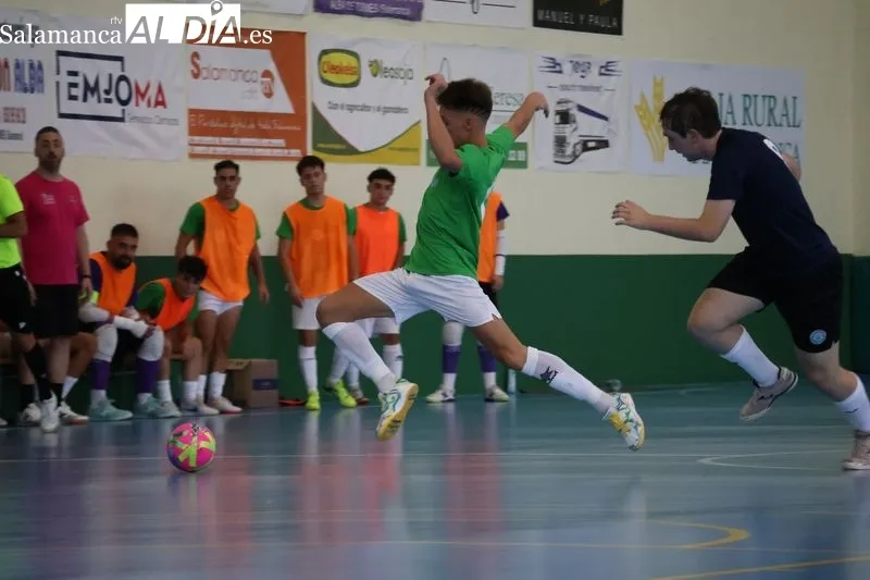Foto 13 - Hat-trick de Juan Pi&ntilde;a y remontada del Piensos Dur&aacute;n Albense para conquistar el Trofeo Villa de Alba de Tormes