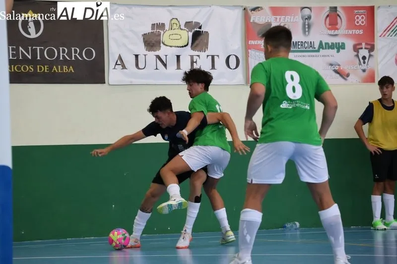 Foto 11 - Hat-trick de Juan Pi&ntilde;a y remontada del Piensos Dur&aacute;n Albense para conquistar el Trofeo Villa de Alba de Tormes