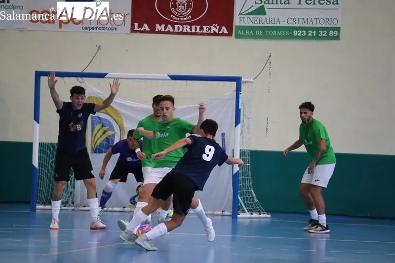 Foto 10 - Hat-trick de Juan Pi&ntilde;a y remontada del Piensos Dur&aacute;n Albense para conquistar el Trofeo Villa de Alba de Tormes