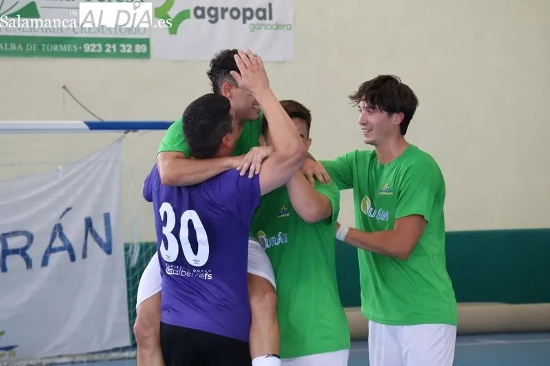 Foto 6 - Hat-trick de Juan Pi&ntilde;a y remontada del Piensos Dur&aacute;n Albense para conquistar el Trofeo Villa de Alba de Tormes