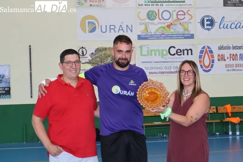 Foto 2 - Hat-trick de Juan Pi&ntilde;a y remontada del Piensos Dur&aacute;n Albense para conquistar el Trofeo Villa de Alba de Tormes