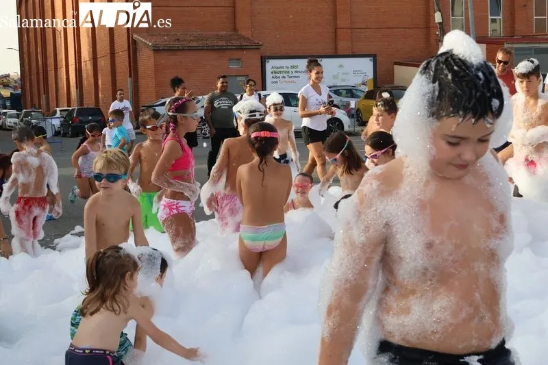 Foto 18 - Hinchables acu&aacute;ticos y fiesta de la espuma llenan de diversi&oacute;n la pen&uacute;ltima tarde festiva en Alba de Tormes