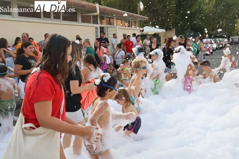 Foto 17 - Hinchables acu&aacute;ticos y fiesta de la espuma llenan de diversi&oacute;n la pen&uacute;ltima tarde festiva en Alba de Tormes
