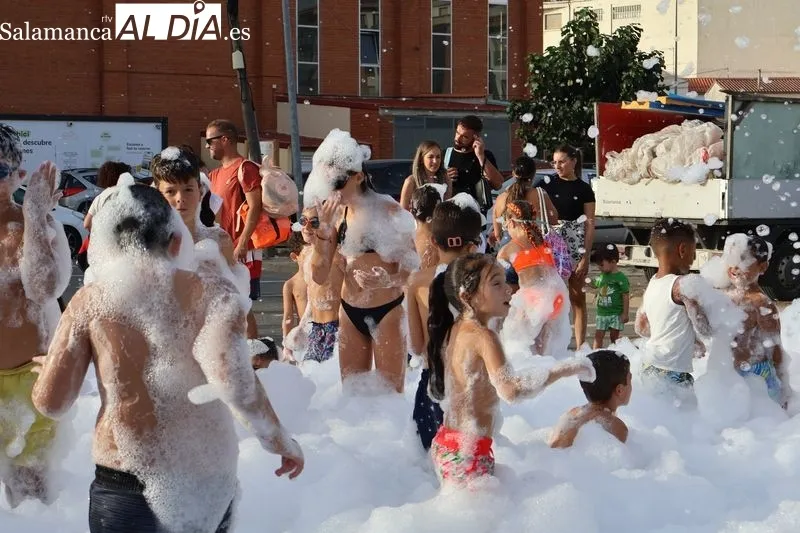 Foto 16 - Hinchables acu&aacute;ticos y fiesta de la espuma llenan de diversi&oacute;n la pen&uacute;ltima tarde festiva en Alba de Tormes