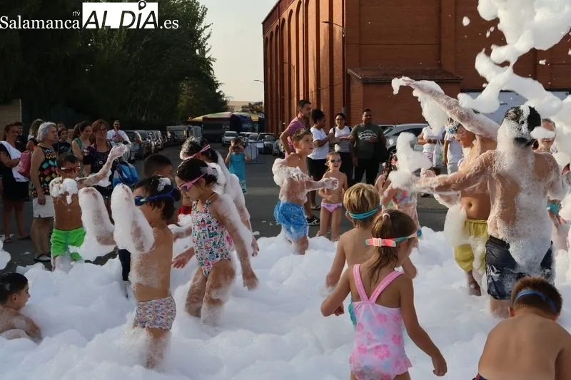 Foto 14 - Hinchables acu&aacute;ticos y fiesta de la espuma llenan de diversi&oacute;n la pen&uacute;ltima tarde festiva en Alba de Tormes