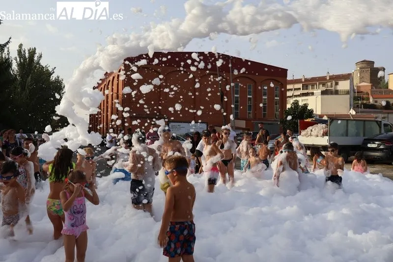 Foto 13 - Hinchables acu&aacute;ticos y fiesta de la espuma llenan de diversi&oacute;n la pen&uacute;ltima tarde festiva en Alba de Tormes