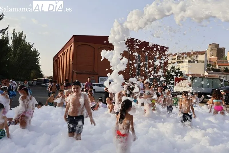 Foto 12 - Hinchables acu&aacute;ticos y fiesta de la espuma llenan de diversi&oacute;n la pen&uacute;ltima tarde festiva en Alba de Tormes