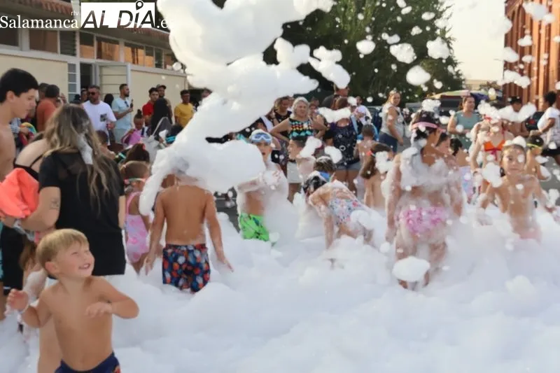 Foto 11 - Hinchables acu&aacute;ticos y fiesta de la espuma llenan de diversi&oacute;n la pen&uacute;ltima tarde festiva en Alba de Tormes