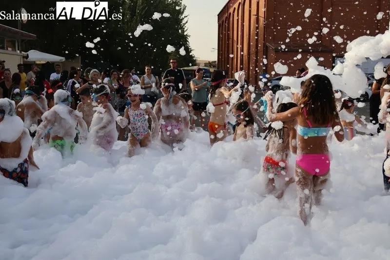 Foto 10 - Hinchables acu&aacute;ticos y fiesta de la espuma llenan de diversi&oacute;n la pen&uacute;ltima tarde festiva en Alba de Tormes
