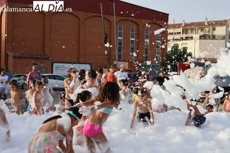 Foto 9 - Hinchables acu&aacute;ticos y fiesta de la espuma llenan de diversi&oacute;n la pen&uacute;ltima tarde festiva en Alba de Tormes