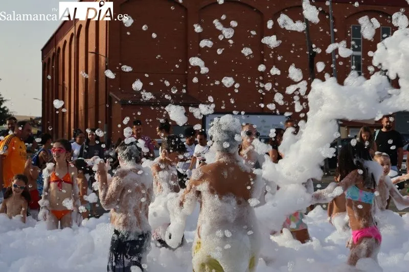 Foto 8 - Hinchables acu&aacute;ticos y fiesta de la espuma llenan de diversi&oacute;n la pen&uacute;ltima tarde festiva en Alba de Tormes