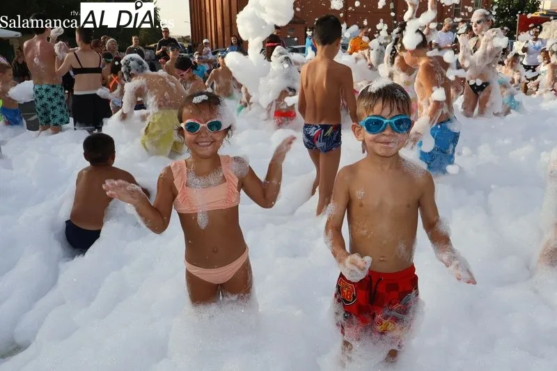 Foto 7 - Hinchables acu&aacute;ticos y fiesta de la espuma llenan de diversi&oacute;n la pen&uacute;ltima tarde festiva en Alba de Tormes