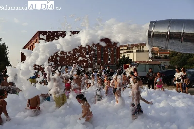 Foto 6 - Hinchables acu&aacute;ticos y fiesta de la espuma llenan de diversi&oacute;n la pen&uacute;ltima tarde festiva en Alba de Tormes