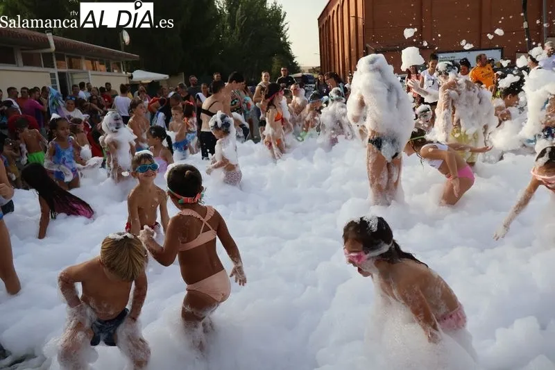 Foto 5 - Hinchables acu&aacute;ticos y fiesta de la espuma llenan de diversi&oacute;n la pen&uacute;ltima tarde festiva en Alba de Tormes
