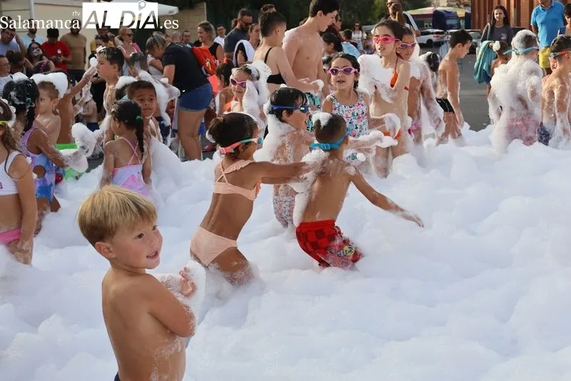 Foto 4 - Hinchables acu&aacute;ticos y fiesta de la espuma llenan de diversi&oacute;n la pen&uacute;ltima tarde festiva en Alba de Tormes