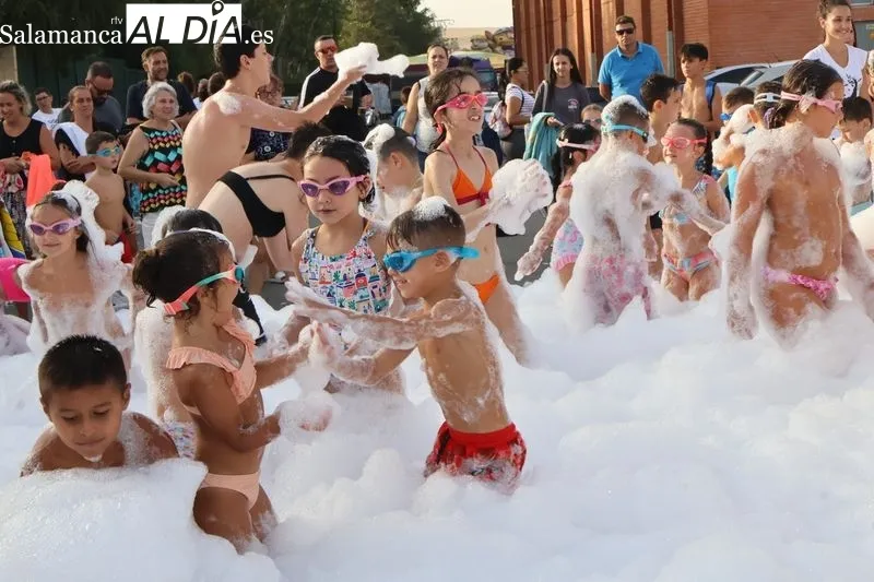 Foto 3 - Hinchables acu&aacute;ticos y fiesta de la espuma llenan de diversi&oacute;n la pen&uacute;ltima tarde festiva en Alba de Tormes