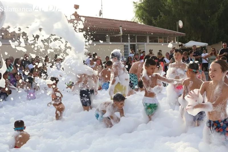 Foto 2 - Hinchables acu&aacute;ticos y fiesta de la espuma llenan de diversi&oacute;n la pen&uacute;ltima tarde festiva en Alba de Tormes