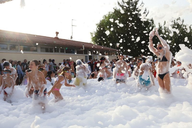 Hinchables acuáticos y fiesta de la espuma llenan de diversión la penúltima tarde festiva en Alba de Tormes