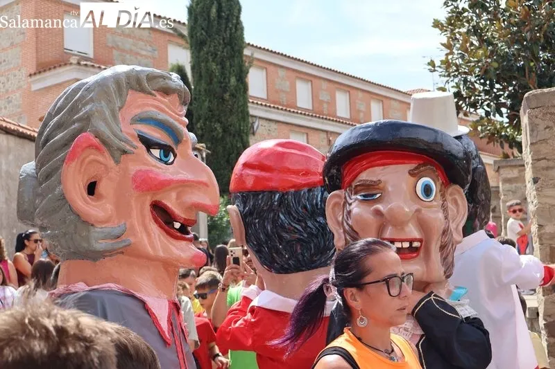 Foto 18 - Los cabezudos y la charanga &ldquo;Bombazo&rdquo; ponen ritmo al &uacute;ltimo d&iacute;a de fiestas en Alba de Tormes