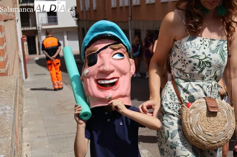 Foto 16 - Los cabezudos y la charanga &ldquo;Bombazo&rdquo; ponen ritmo al &uacute;ltimo d&iacute;a de fiestas en Alba de Tormes