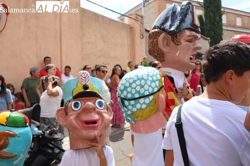 Foto 15 - Los cabezudos y la charanga &ldquo;Bombazo&rdquo; ponen ritmo al &uacute;ltimo d&iacute;a de fiestas en Alba de Tormes