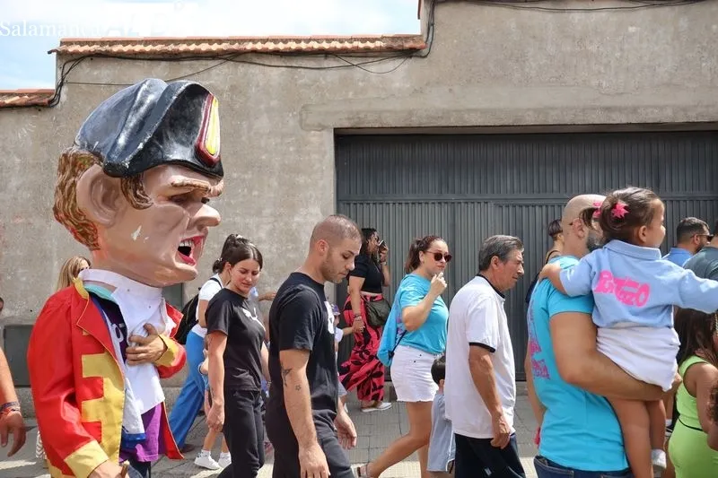 Foto 14 - Los cabezudos y la charanga &ldquo;Bombazo&rdquo; ponen ritmo al &uacute;ltimo d&iacute;a de fiestas en Alba de Tormes