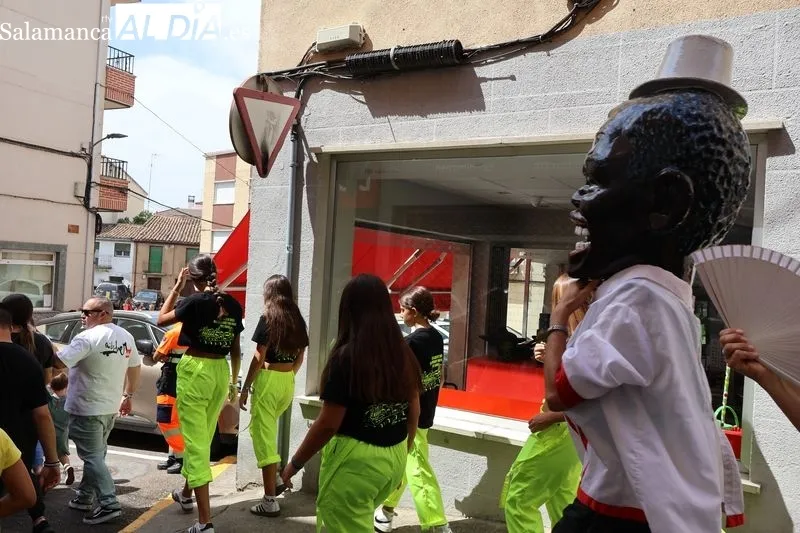 Foto 12 - Los cabezudos y la charanga &ldquo;Bombazo&rdquo; ponen ritmo al &uacute;ltimo d&iacute;a de fiestas en Alba de Tormes