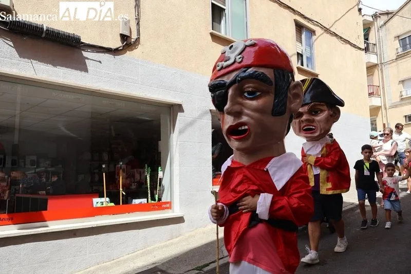 Foto 11 - Los cabezudos y la charanga &ldquo;Bombazo&rdquo; ponen ritmo al &uacute;ltimo d&iacute;a de fiestas en Alba de Tormes