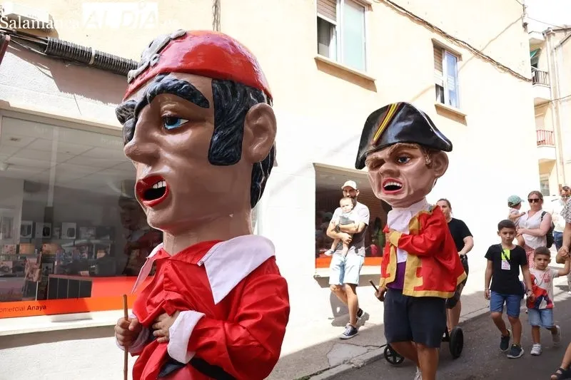Foto 10 - Los cabezudos y la charanga &ldquo;Bombazo&rdquo; ponen ritmo al &uacute;ltimo d&iacute;a de fiestas en Alba de Tormes