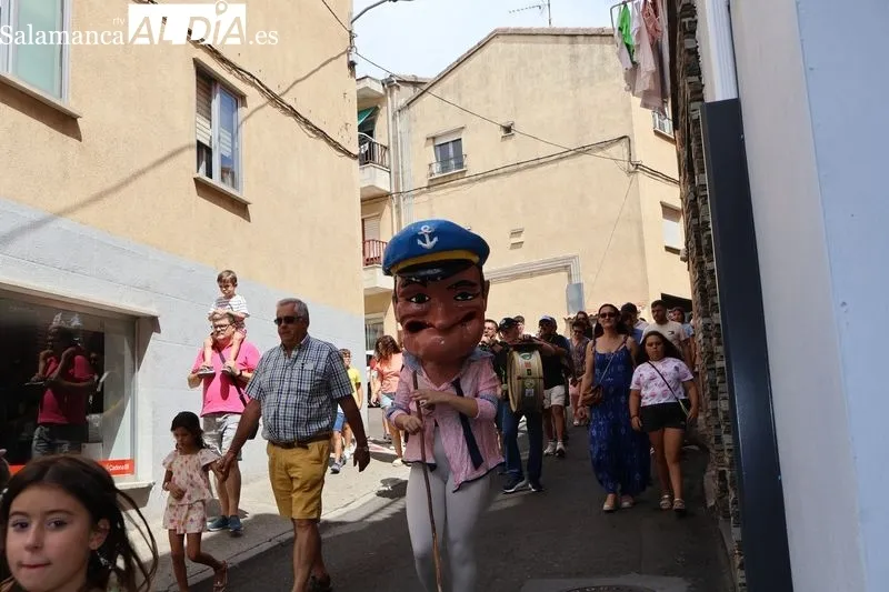 Foto 9 - Los cabezudos y la charanga &ldquo;Bombazo&rdquo; ponen ritmo al &uacute;ltimo d&iacute;a de fiestas en Alba de Tormes