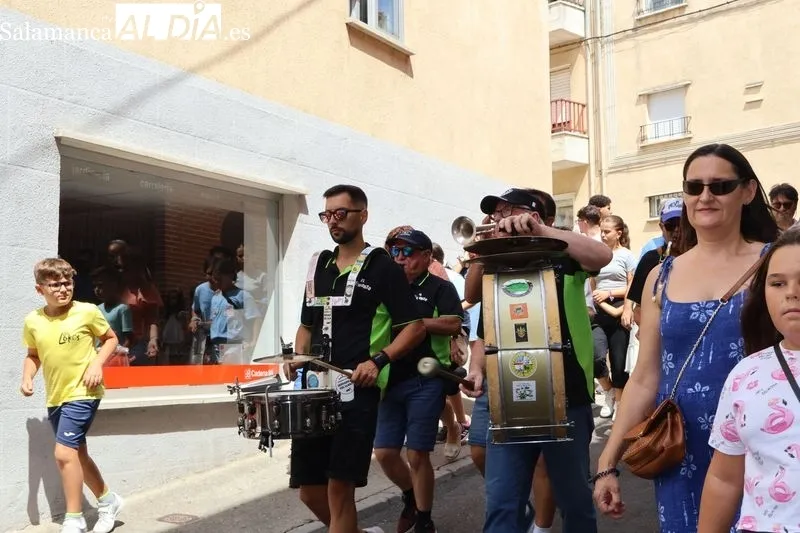 Foto 8 - Los cabezudos y la charanga &ldquo;Bombazo&rdquo; ponen ritmo al &uacute;ltimo d&iacute;a de fiestas en Alba de Tormes